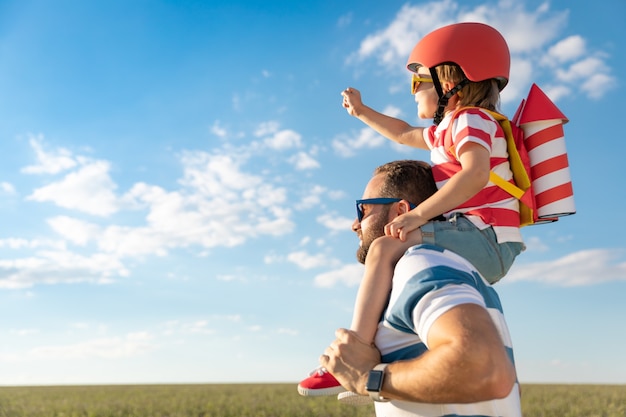 Famiglia felice che ha divertimento all'aperto