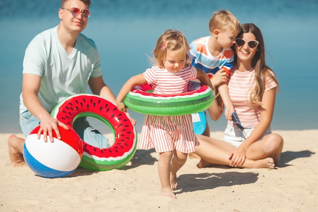 Famiglia felice che ha divertimento sulla spiaggia.