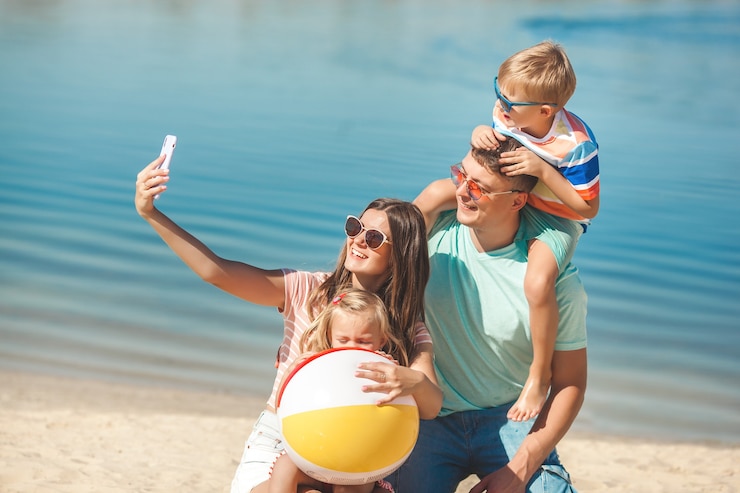 Foto famiglia felice che ha divertimento sulla spiaggia
