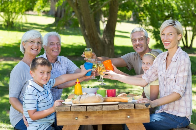 Famiglia felice che ha picnic nel parco