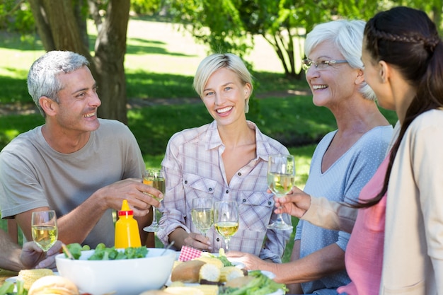 Famiglia felice che ha picnic nel parco