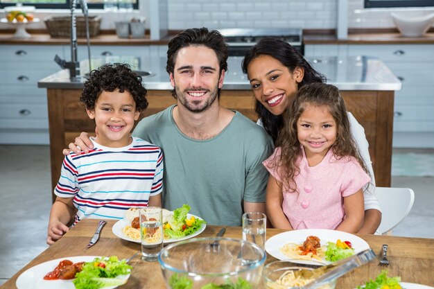 Famiglia felice che mangia insieme nella cucina