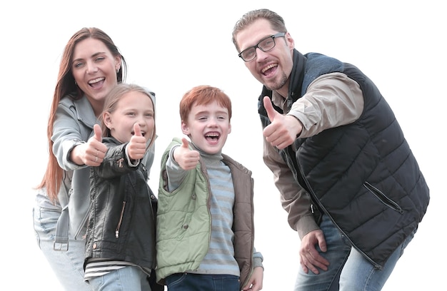 Famiglia felice che mostra i pollici in su