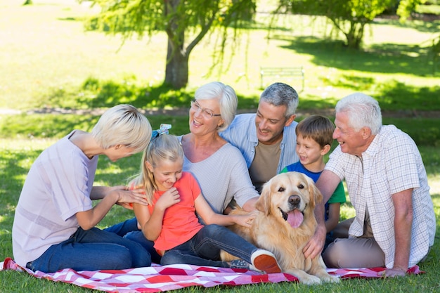 Famiglia felice che parla nel parco