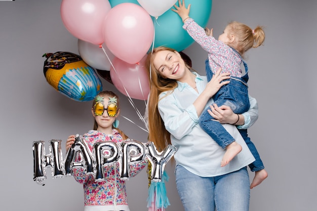 Famiglia felice che posa mentre celebra la festa di compleanno