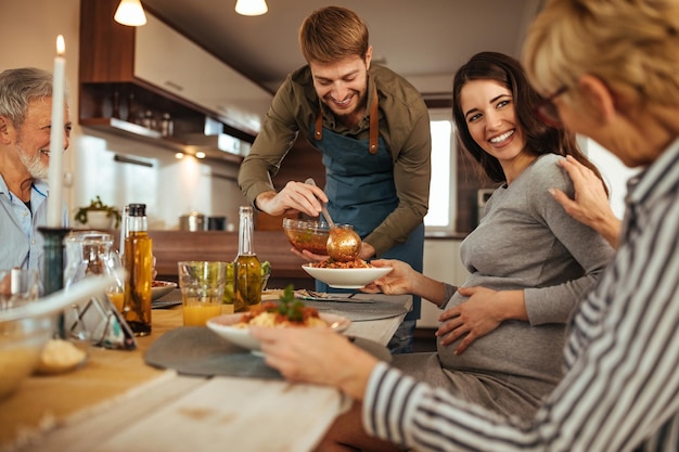 Famiglia felice che pranza a casa