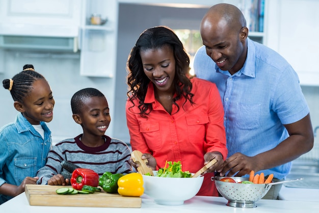 Famiglia felice che prepara il cibo