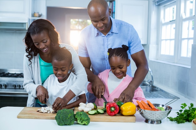 Famiglia felice che prepara il cibo