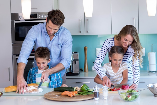 Famiglia felice che prepara insieme le verdure