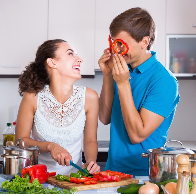 Famiglia felice che prepara pasto di verdure