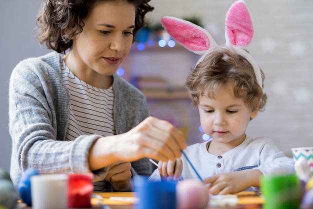 Famiglia felice che prepara per la Pasqua