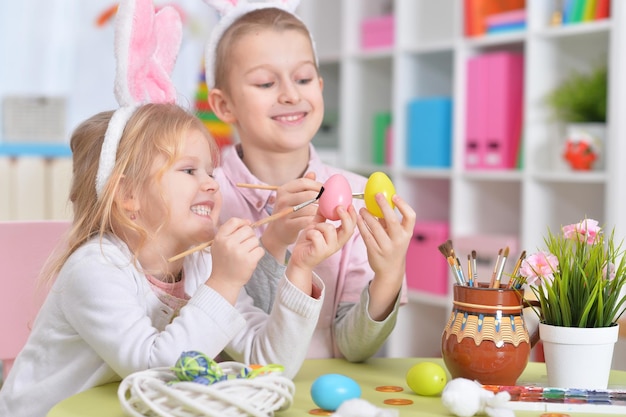 Famiglia felice che prepara per la Pasqua