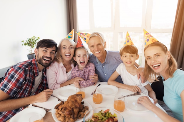 Famiglia felice che propone alla tabella festiva per il compleanno
