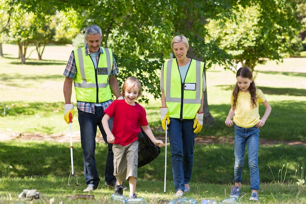 Famiglia felice che raccoglie spazzatura