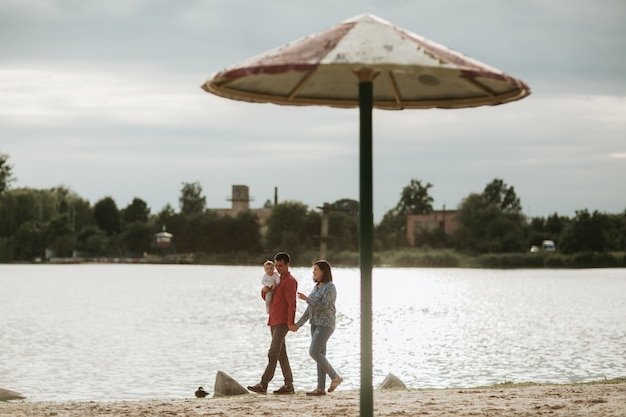 Famiglia felice che riposa in riva al lago