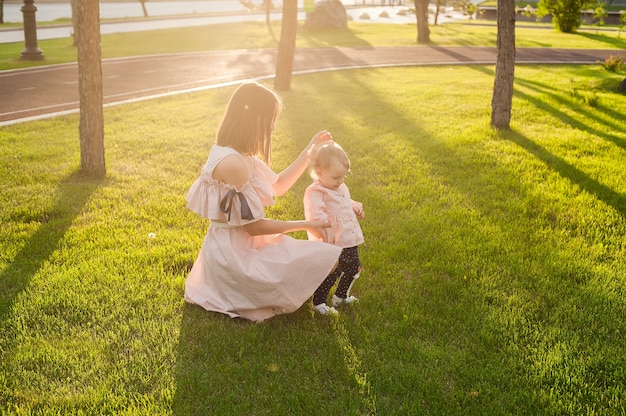 Famiglia felice che riposa insieme. Mamma e il suo bambino godendo la natura insieme nel parco verde