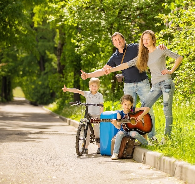 Famiglia felice che riposa nel parco estivo