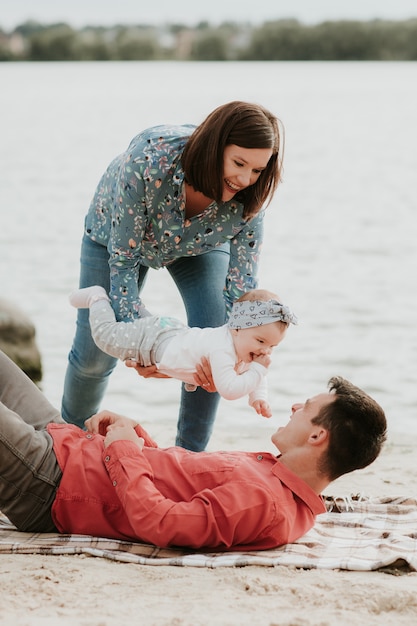 Famiglia felice che riposa sul lago