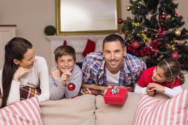 Famiglia felice che si appoggia sul divano