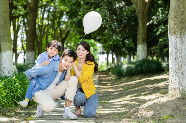 Famiglia felice che si distende nel parco al venerdì nero