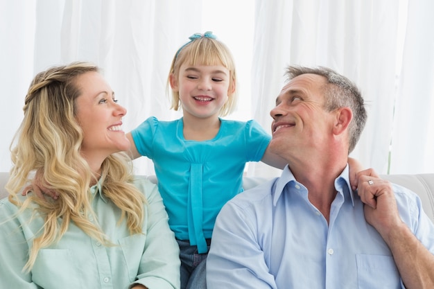 Famiglia felice che si distende sul divano