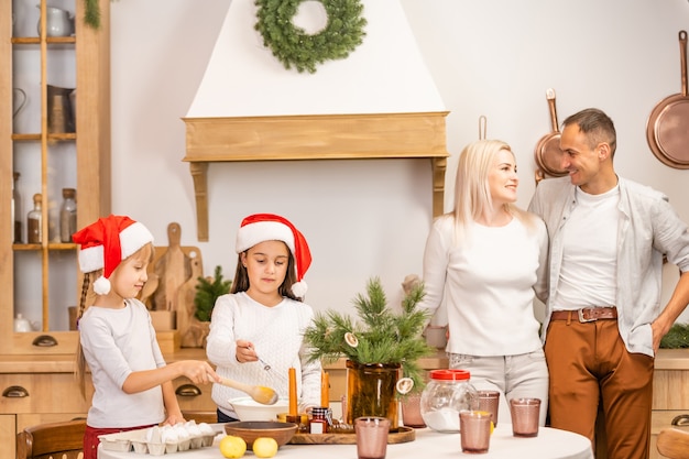 Famiglia felice che si diverte a casa, cucina in famiglia prima di natale