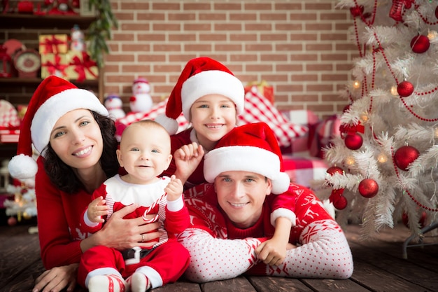 Famiglia felice che si diverte a casa