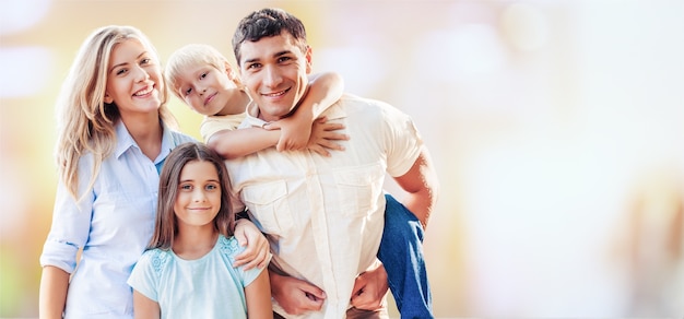 Famiglia felice che si diverte all'aperto in primavera