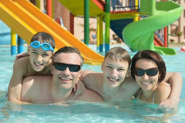 Famiglia felice che si diverte in piscina