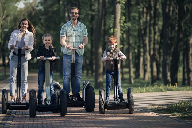 Famiglia felice che si diverte insieme Il concetto di famiglia Andiamo insieme