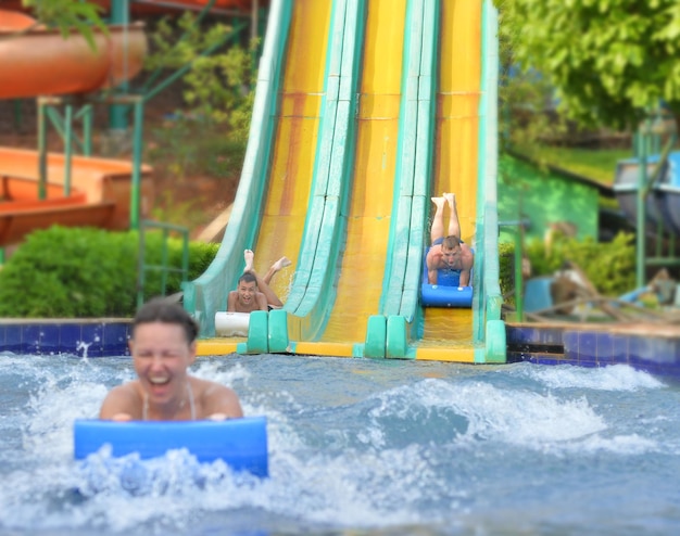 Famiglia felice che si diverte nel parco acquatico