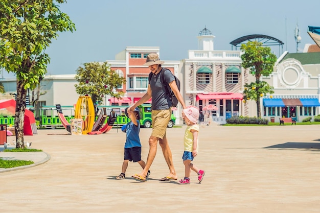 Famiglia felice che si diverte nel parco