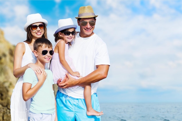 Famiglia felice che si diverte sulla bellissima spiaggia soleggiata