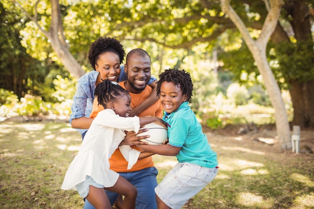 Famiglia felice che si diverte