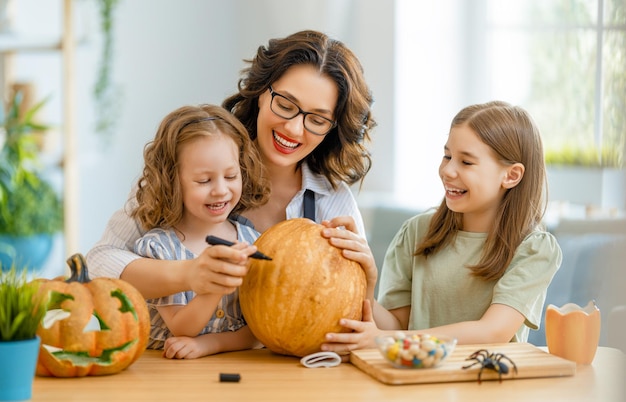 Famiglia felice che si prepara per Halloween