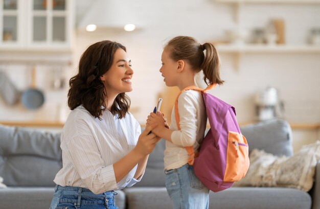 Famiglia felice che si prepara per la scuola