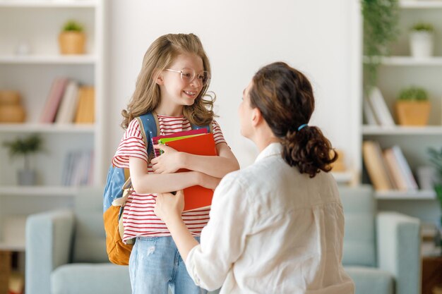 Famiglia felice che si prepara per la scuola