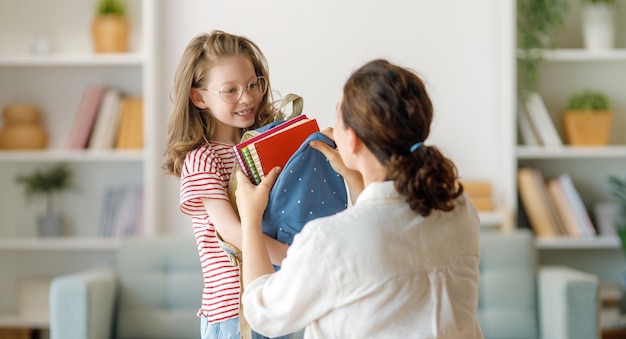 Famiglia felice che si prepara per la scuola