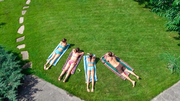 Famiglia felice che si rilassa in piscina, vista aerea del drone dall'alto di genitori e bambini che si divertono in vacanza, weekend in famiglia nel resort