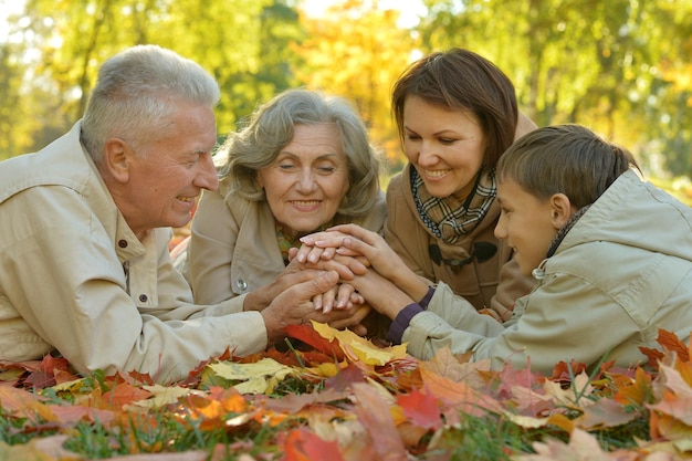 Famiglia felice che si rilassa nella foresta di autunno