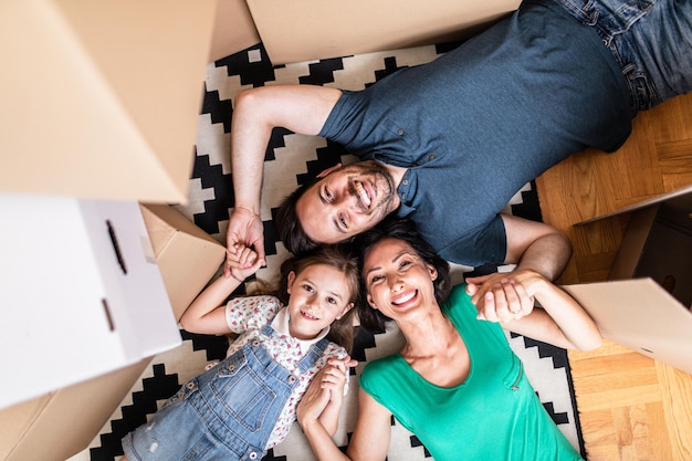 Famiglia felice che si trasferisce nella loro nuova casa.