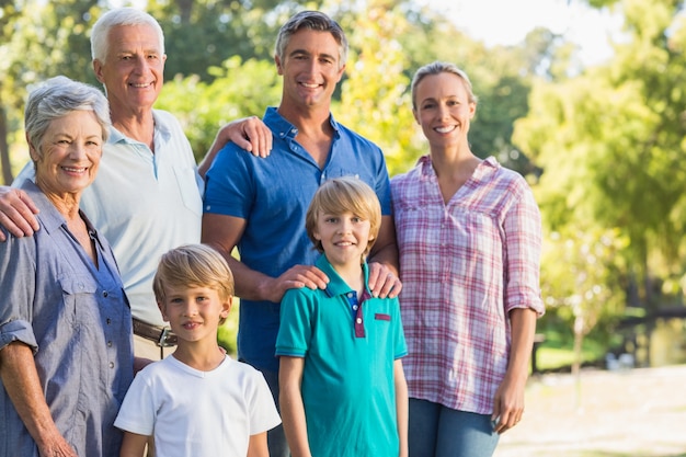 Famiglia felice che sorride alla macchina fotografica