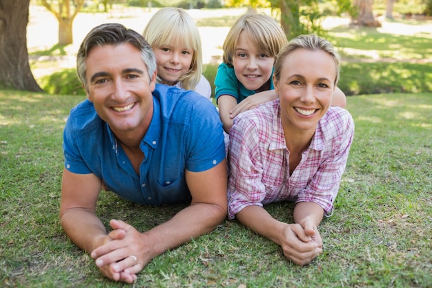 Famiglia felice che sorride alla macchina fotografica