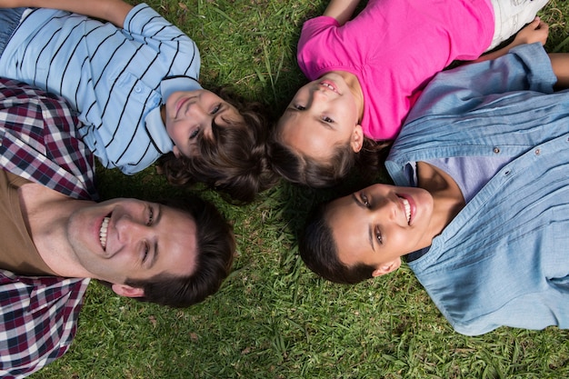 Famiglia felice che sorride alla macchina fotografica