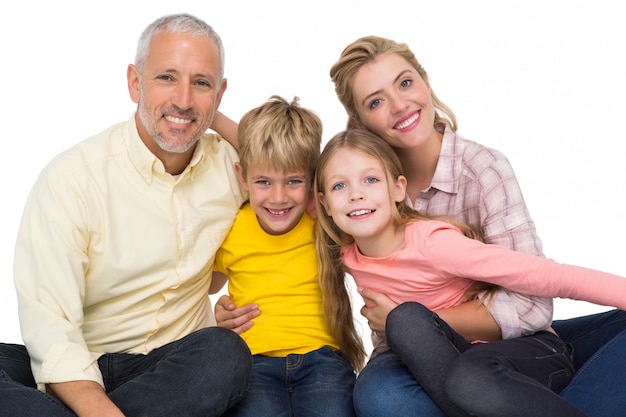 Famiglia felice che sorride alla macchina fotografica