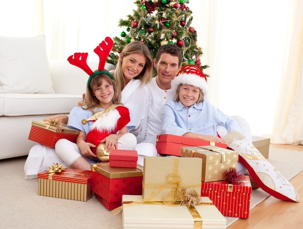 Famiglia felice che tiene i regali di Natale