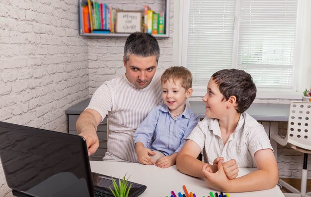 Famiglia felice che tiene videochiamata con la mamma o saluto i nonni