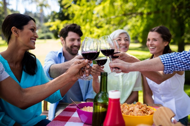 Famiglia felice che tosta un bicchiere di vino