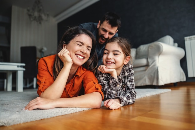 Famiglia felice che trascorre del tempo di qualità insieme.