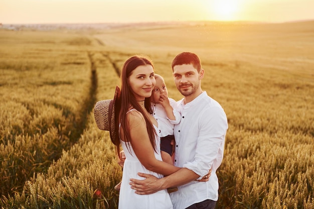 Famiglia felice che trascorre il tempo libero sul campo durante il giorno soleggiato dell'estate